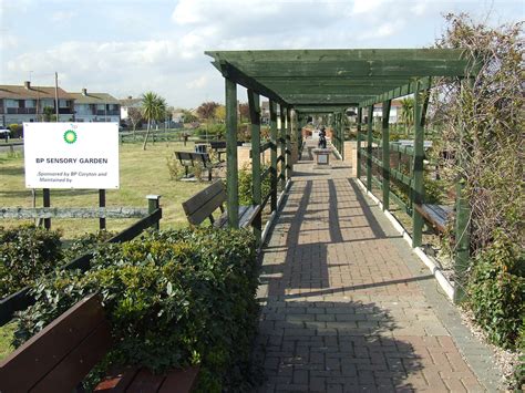 Sunny Canvey Seafront | The Noughties | CanveyIsland.org