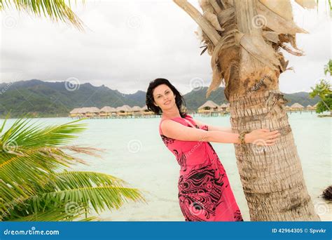 Jeune Brunette Sur La Plage Image stock Image du évasion montagne