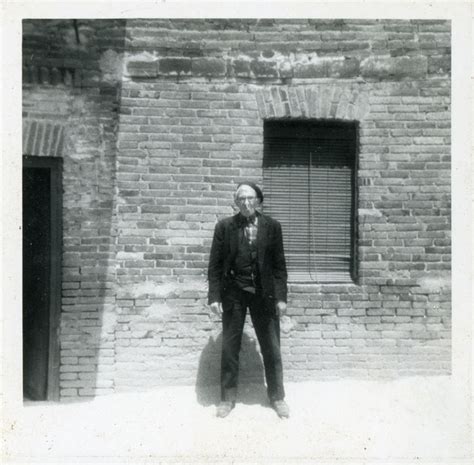 Laureano González en la puerta de la casa familiar en Cerezales del