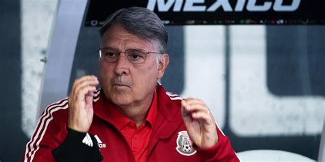 Selección Mexicana Tata Martino Es Captado En La Tribuna Durante Un