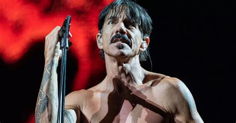 Red Hot Chilli Peppers Frontman Lost Virginity To Father S Girlfriend Aged 12 Daily Star