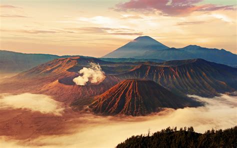 Majestic Mount Bromo: A Stunning HD Wallpaper of Nature