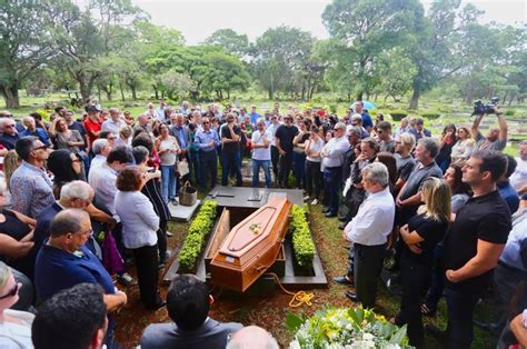 Sob Aplausos E Emo O Corpo De Sigmaringa Seixas Enterrado No Df