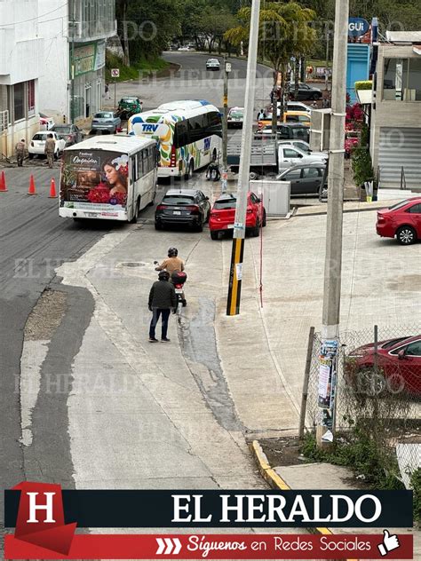 El Heraldo de Tuxpan Vehículos invaden banquetas en toda la zona de