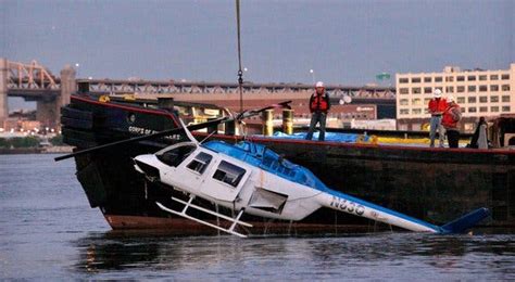 Helicopter Crashes In East River Killing Passenger The New York Times