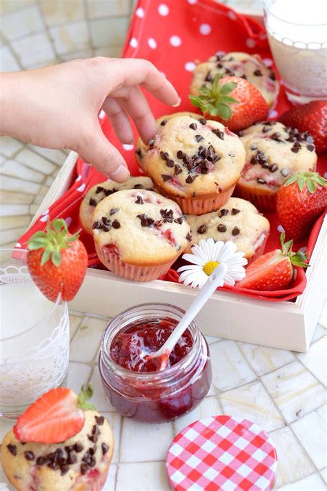 Muffins Sofficissimi Alle Fragole E Gocce Di Cioccolato Sprinklesdress