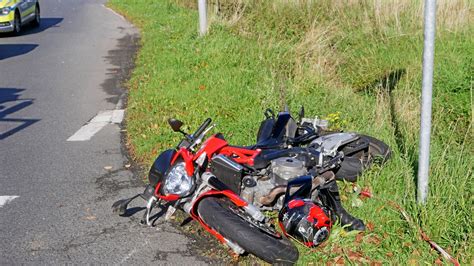 Fahrer Bersieht Gegenverkehr Motorradfahrer Schwer Verletzt