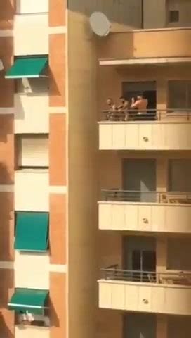 Tiens Ils Tournent Un Porno Gay Dans L Immeuble D En Face ThisVid