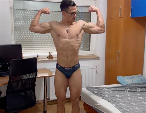 Super Sexy Naked Flexing Musclestoworship