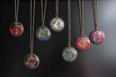 15 DIY Resin Jewelry Projects Worthy Of Gifting