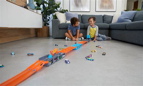 Hot Wheels City Wyścigowy transporter w Pojazdy tory i garaże