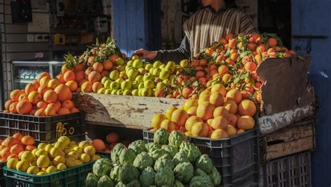 Variedade De Frutas E Legumes Frescas Para A Venda No Mercado Local