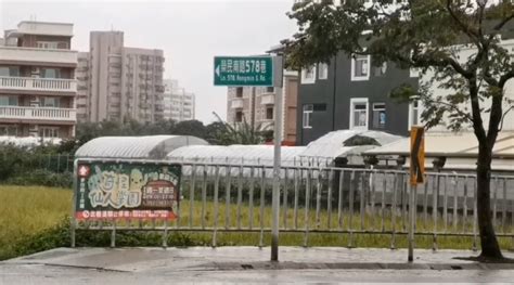 驚險！粗心媽臨停內車道「幫小孩穿衣」 路人全傻眼｜東森新聞：新聞在哪 東森就在哪裡