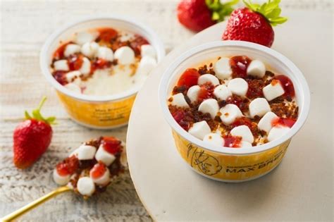 マックス ブレナーのアイス「ストロベリーホワイトチョコレートチャンク」全国のセブン イレブンで ファッションプレス