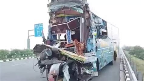 Kanpur News Bus And Container Collide On Agra Lucknow Expressway In Etawah Four Passengers