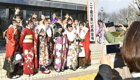 華やかに「二十歳の集い」 高根沢、帰省者多い正月に合わせ｜県内主要地域の話題｜下野新聞デジタルニュース｜下野新聞デジタル