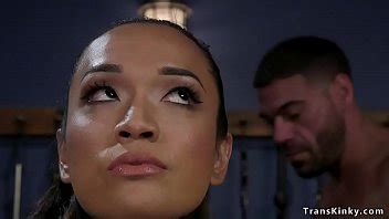 TS en látex anal jugado en la mazmorra XVIDEOS