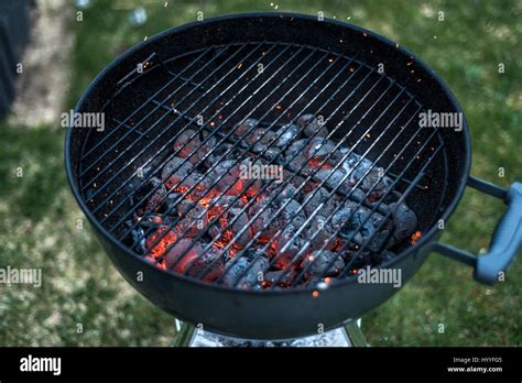 Bbq Grill Grube Mit Leuchtenden Und Flammenden Hei E Holzkohle Briketts