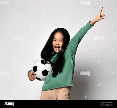 Petite Fille Avec Ballon De Foot Banque De Photographies Et Dimages à