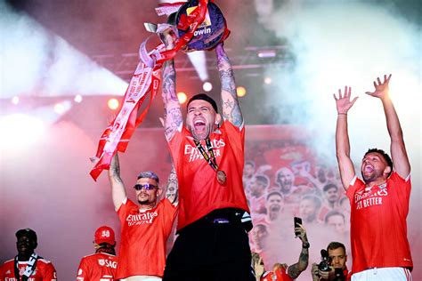 Maio De O M S Dos Campe Es O Do Benfica O Terceiro Do