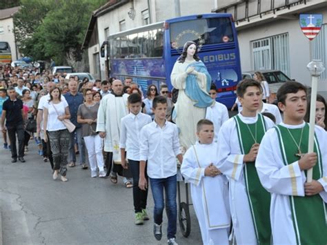 Vjernici U Procesiji Izrekli Zahvalu Bogu Za Primljene Milosti