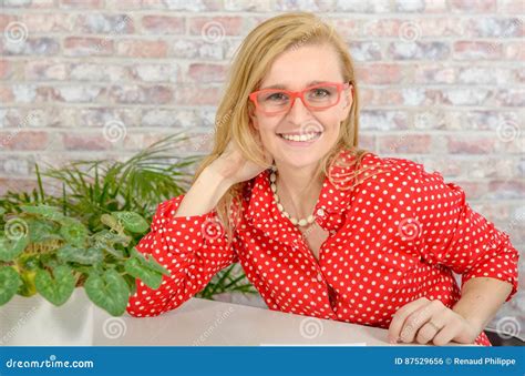 Belle Jeune Femme Blonde Avec La Chemise Rouge Et Blanche Photo Stock Image Du Femme Femelle