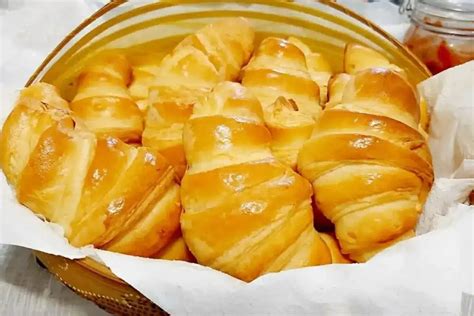 Croissant simples e delicioso ingredientes que você tem em sua