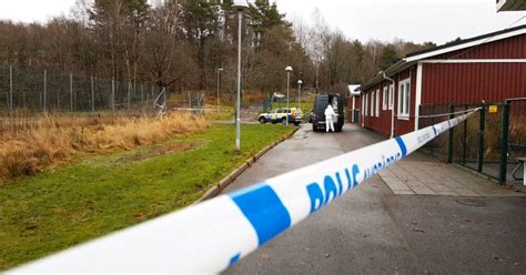 Efter Hittade Mannen Barnen Hålls Inomhus På Förskolan Intill Svt