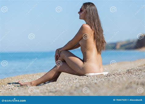 Donna Nuda Che Si Siede Sul Distogliere Lo Sguardo Della Spiaggia