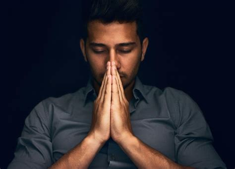 Adoración nocturna y hombre con las manos rezando en el estudio a dios