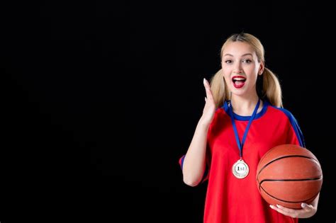 Atleta Feminina De Basquete Bola E Medalha De Ouro No Fundo Preto