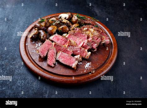 Steak traditionnel de bœuf Wagyu vieilli et sec avec champignons et