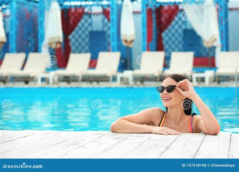 Belle Jeune Femme En Bikini En Station Photo Stock Image Du Bikini Vacances