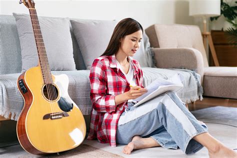 Wanita Muda Sedang Menulis Lagu Dan Menulis Lirik Di Buku Catatan A Foto Stok Unduh Gambar