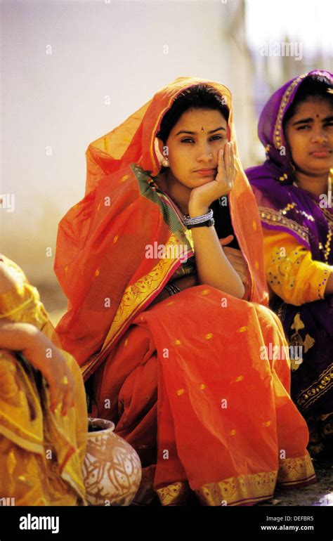 Las Mujeres Indias En Trajes Típicos Fotografía De Stock Alamy