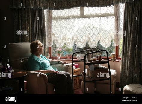 Vieille femme solitaire mature à la retraite Banque de photographies et dimages à haute