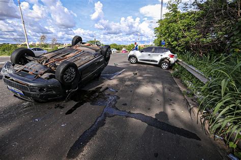 Carro Capota E Atinge Outro Na Ponte Wall Ferraz Grade De Prote O