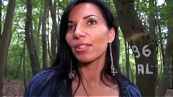 Hermosa Milf De Pelo Oscuro Es Analizada Y Facializada En Un Lugar Un Tanto Apartado XVIDEOS