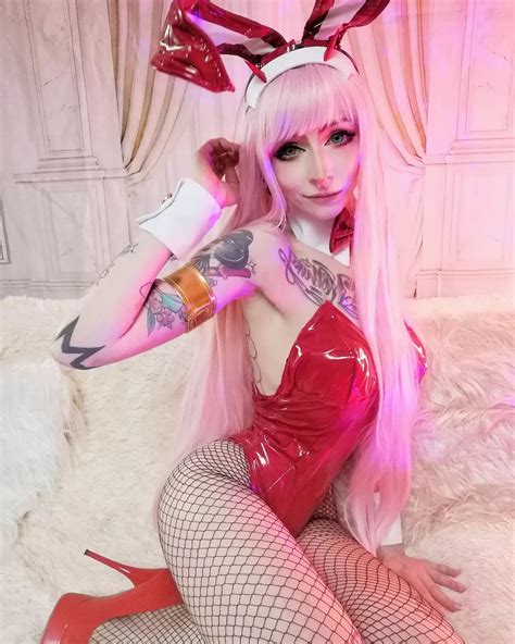 Modelo Rukycosplay Fez Um Atraente Cosplay Da Zero Two De Darling In