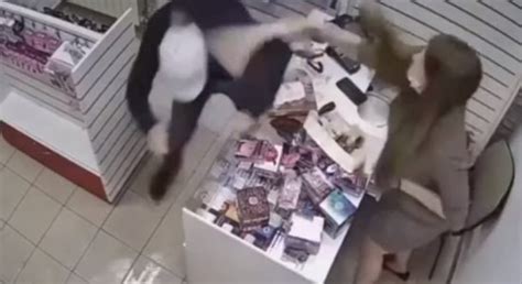 Homem Tenta Roubar Sex Shop E Vendedora Se Defende Brinquedo De Borracha Veja V Deo
