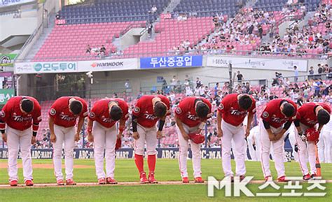 `팬들에게 고개숙여 사죄하는 프로야구 선수들` Mk포토 Mk스포츠