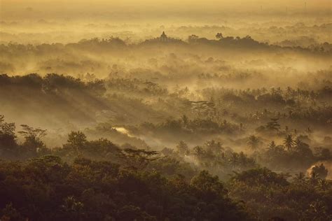 Punthuk Setumbu Sunrise Dari Balik Candi Borobudur