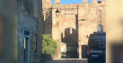 Montagnana Camion Incastrato Dentro Porta Padova Il Conducente Ha