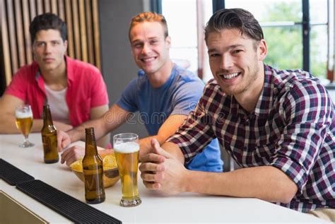 Hombres Jovenes Que Beben La Cerveza Junta Imagen De Archivo Imagen