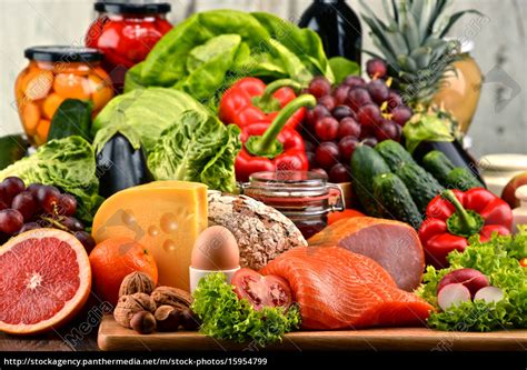 bio lebensmittel wie gemüse obst brot milch und Lizenzfreies Bild