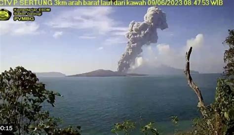 Anak Krakatau Volcano Erupts Spews Huge Ash Column Archipelago The