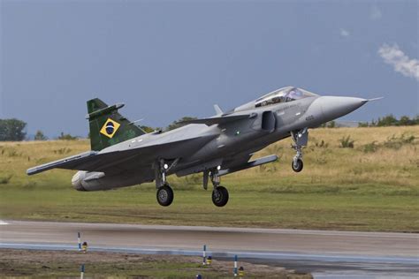 Novo Ca A Da Fab F Gripen Pilotado Por Brasileiro Pela Primeira