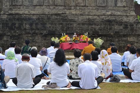 Ratusan Umat Buddha Khidmat Gelar Puja Bakti Di Pelataran Candi