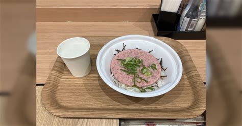 B 食 すき家に行きまぐろたたき丼を注文したら全てが使い捨て容器で提供され近未来sfっぽい食事を体験できた「作画崩壊」「ディストピアやんけ」