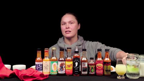 Hot Ones Staffel Folge Ronda Rousey Splits Bones While Eating Spicy Wings
